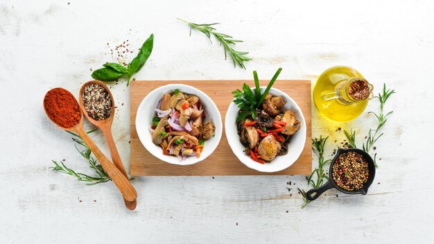 talerz z kolorowym daniem